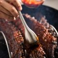 WEBER STOJAK NA ŻEBERKA I PIECZEŃ DELUXE 6727